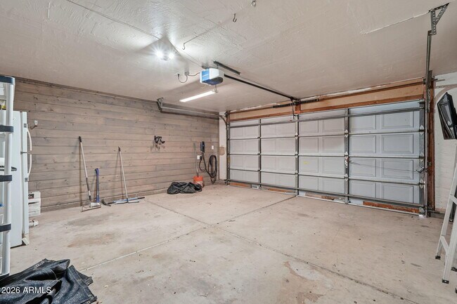 Building Photo - 1735 E Stephens Dr