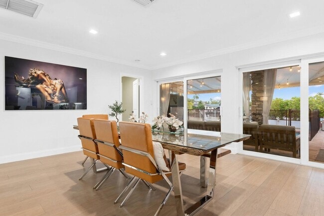 Building Photo - 5841 Bayview Dr