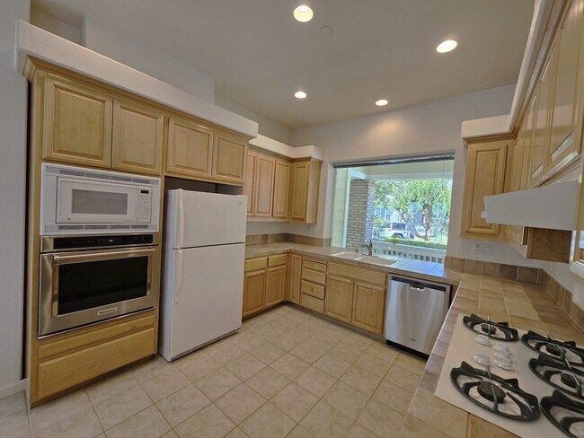 Building Photo - 397 Raven Way