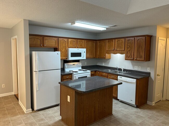 Building Photo - Lovely Cordova home. Fresh Paint and New Carpet! Fenced backyard and eat in kitchen. Pets are wel...