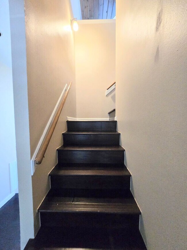 Building Photo - 3103 Eisenhauer Rd