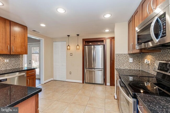Building Photo - 246 Avondale Dr