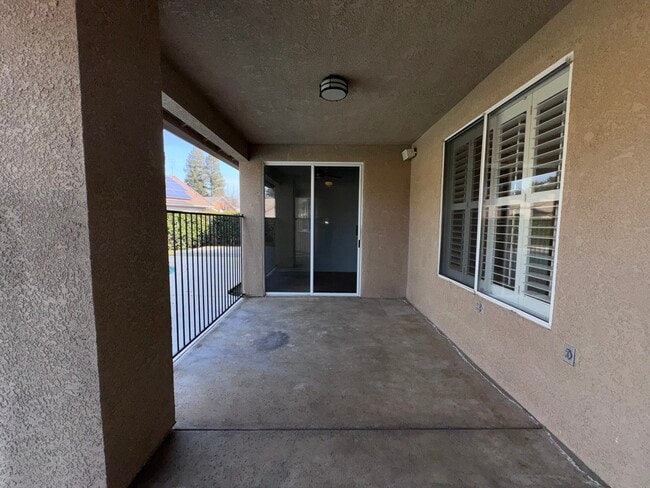 Building Photo - 553 W Fallbrook Ave