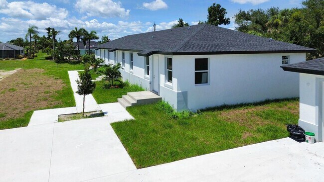Primary Photo - 260 Rotonda Blvd W