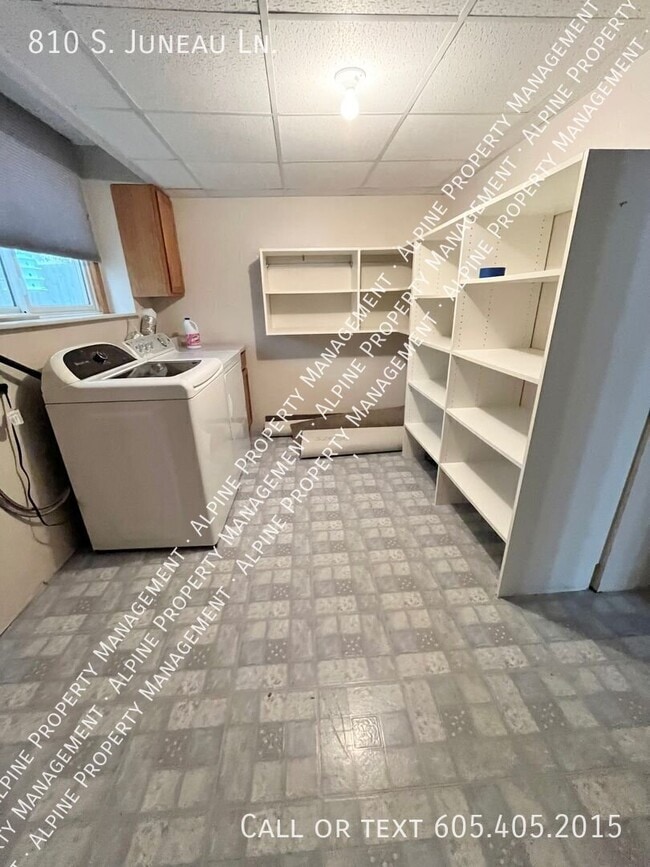 Building Photo - 810 S Juneau Ln