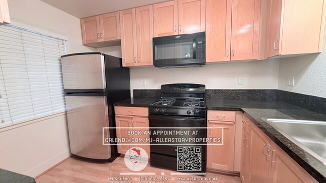 Building Photo - Beautiful two-story residence with 2 bedrooms, 2 bathrooms and balcony with views of the city loc...