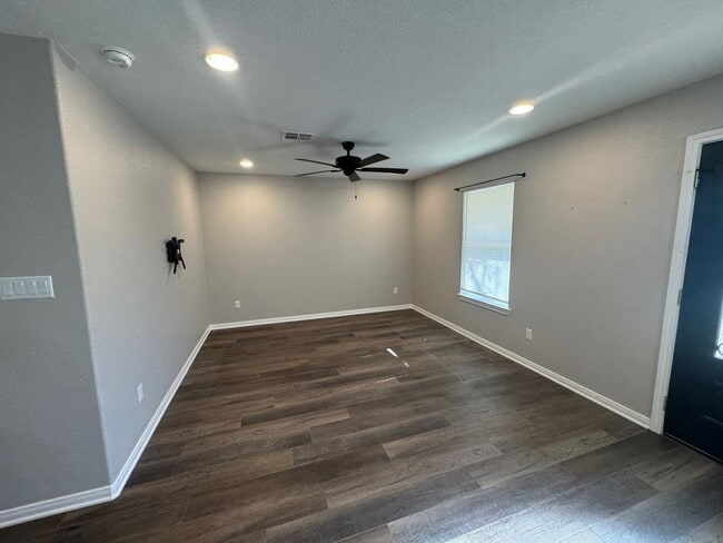 Building Photo - Updated 3/2 Duplex in the Heart of Waco