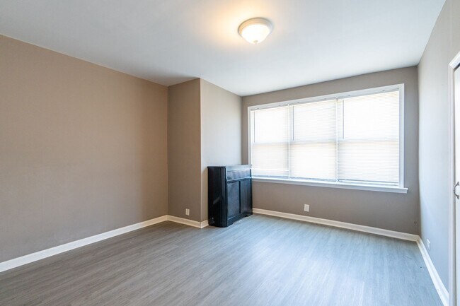 Building Photo - Elmwood Park area newly renovated 3 bedroom