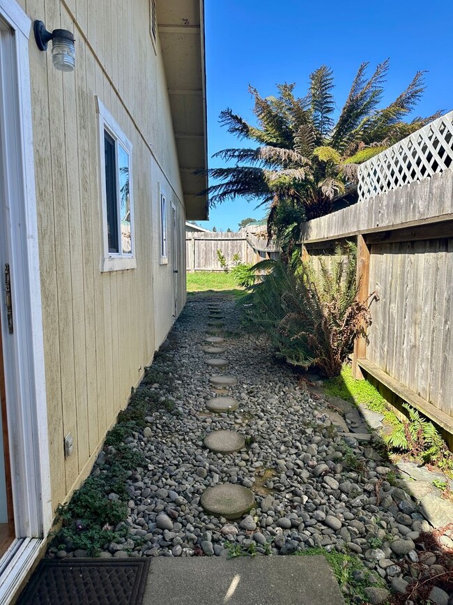 Building Photo - McKinleyville 3/1 with Garage & Fenced Yard