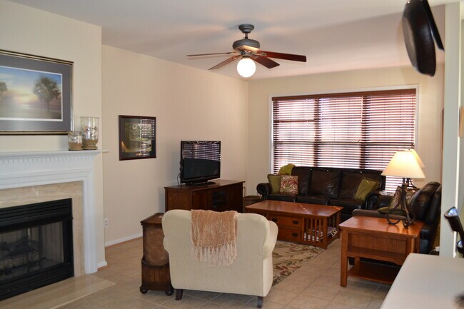 Family room - 3163 Grovehurst Pl