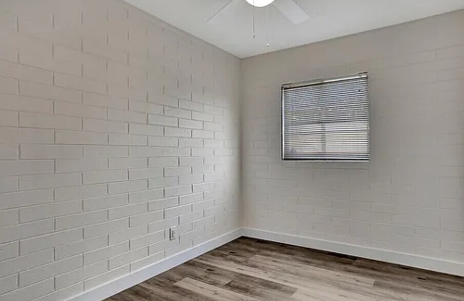 Building Photo - 2715 E Oak St