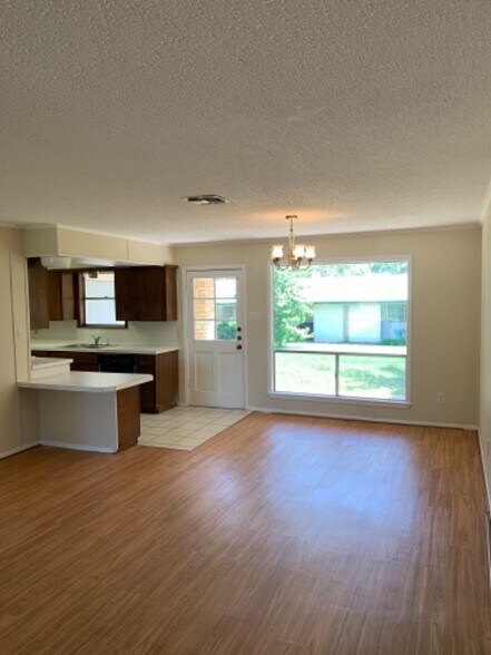 Building Photo - 1823 Greenwood Ln