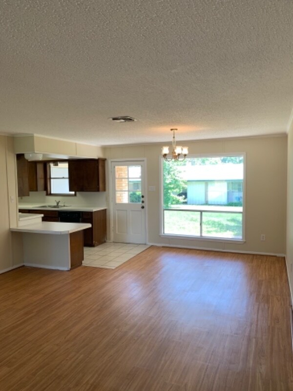 Building Photo - 1805 Greenwood Ln