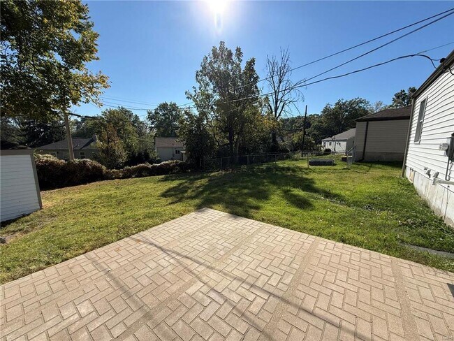 Building Photo - Discover this beautifully refreshed 2-bed, 2-bath gem in St. Ann!