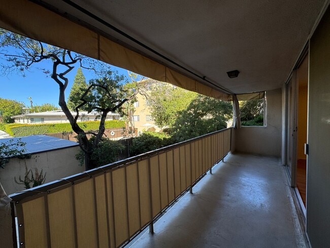 Building Photo - Large 2 bed 2 bath