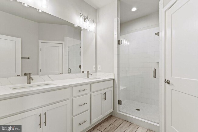 Building Photo - This beautiful modern 3 bed 4 1/2 bath tow...