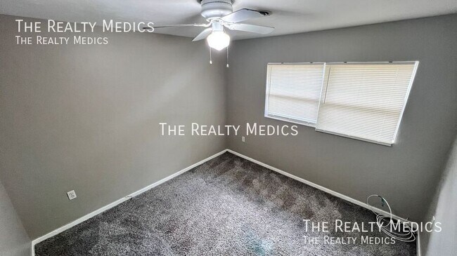 Building Photo - 904 Hall St