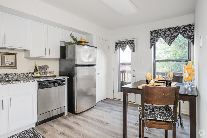 Kitchen - Chesterfield Village Townhomes