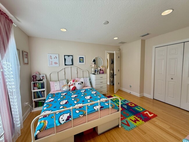 Building Photo - Carillon townhome in Gated Community