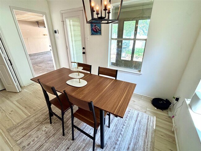 Building Photo - 208 Gila Cliff Dr