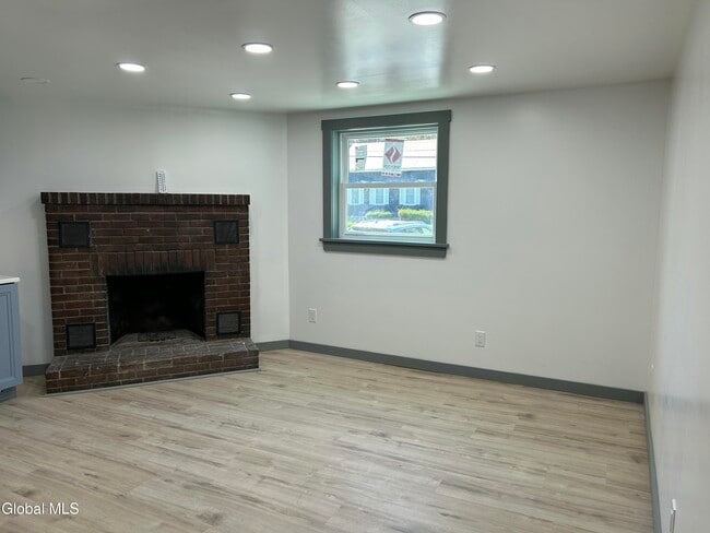 Building Photo - 4450 N Main St