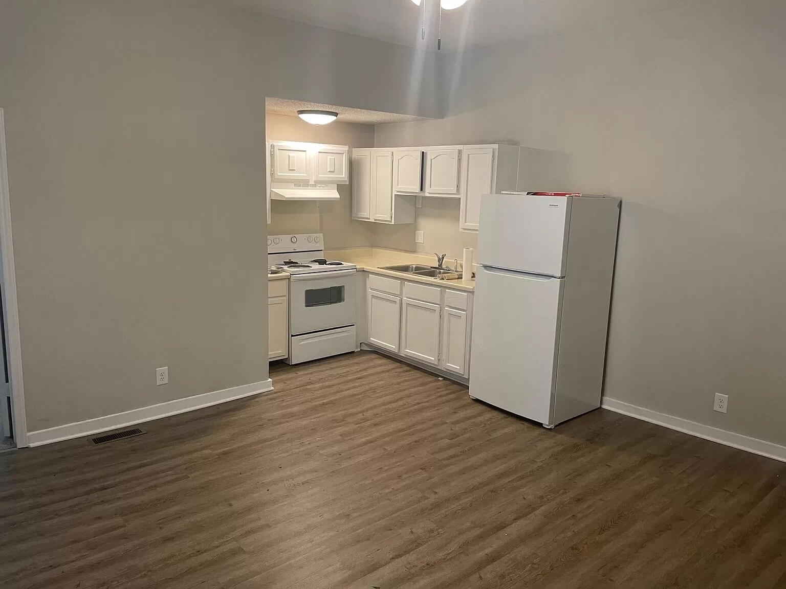 Building Photo - 727 N Maple St