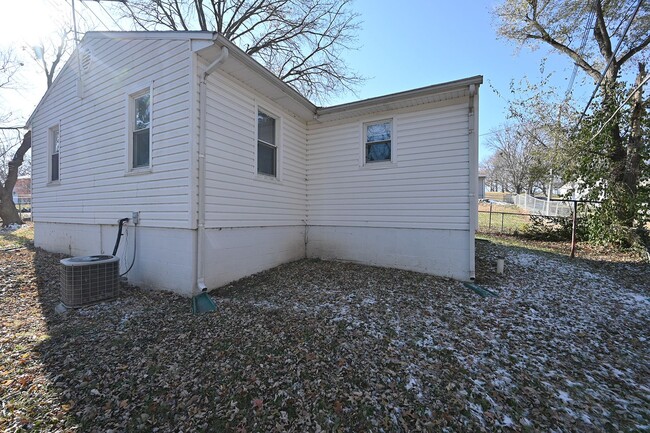 Building Photo - Cute 2 bedroom, 1 bath house