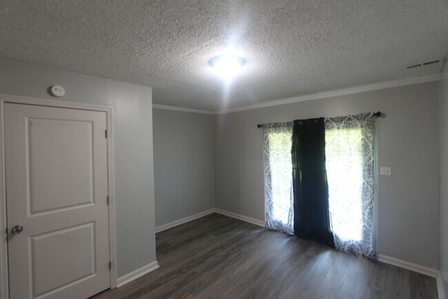Building Photo - New On The Market!  Fresh Updates!!