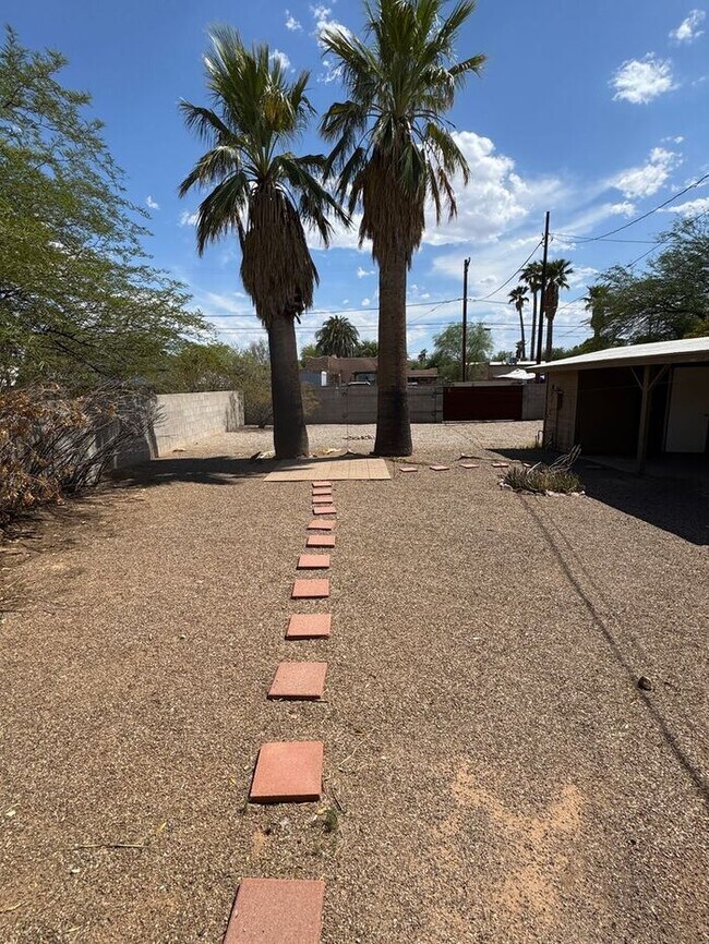 Building Photo - Prime Central Tucson Living: 3BD/2BA with Large Backyard – Mins to U of A & Banner