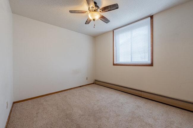 Building Photo - Hillcrest Apartments