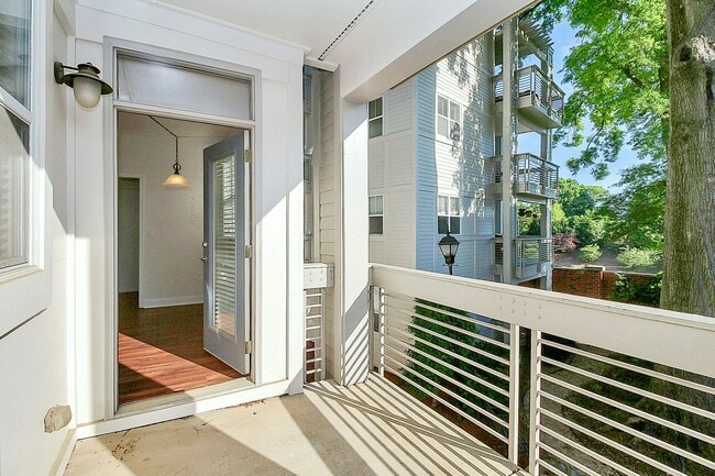 Building Photo - Beautiful 1-Bedroom Corner Unit - Just minutes from Uptown Charlotte!