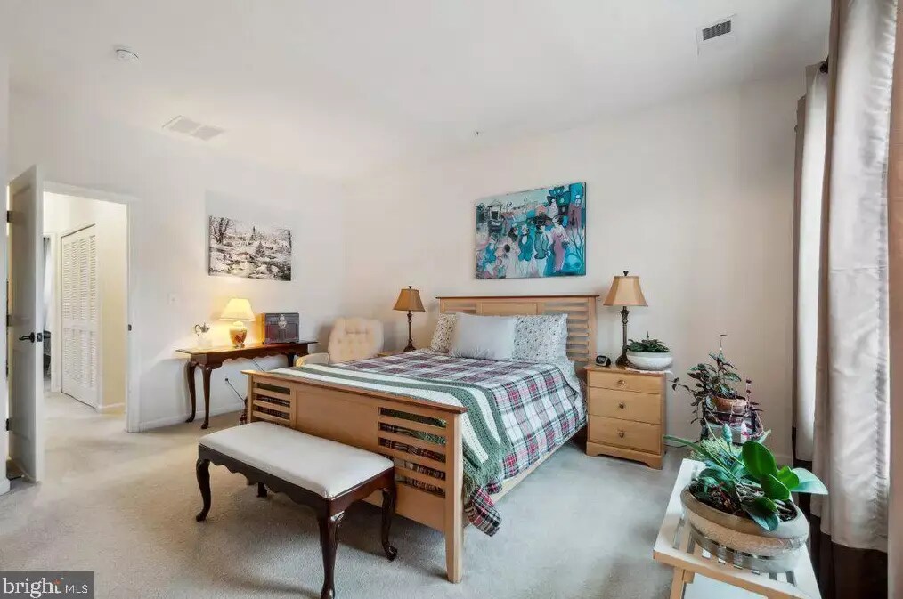 Master bedroom - 1280 Rannoch Ln
