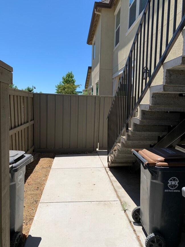 Building Photo - Nice 1 Bed 1 Bath upstairs apartment in the Cannery Neighborhood