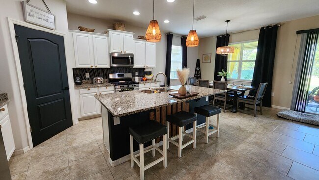 Building Photo - FOR RENT!!! SIMPLY STUNNING  3 BEDROOM 2 B...