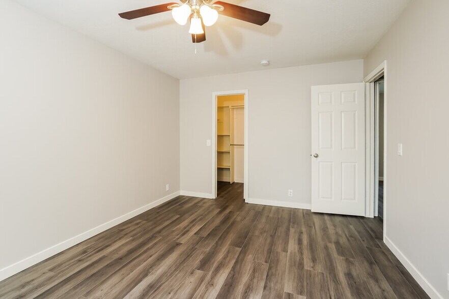 Building Photo - 5902 Woodview Dr
