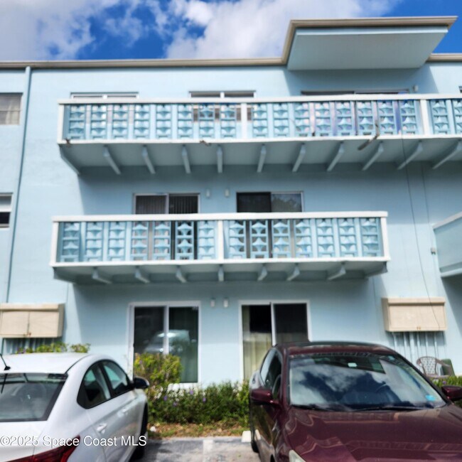 Building Photo - 221 Columbia Dr