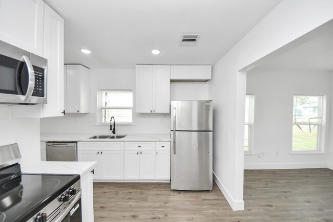 Building Photo - 1203 W 6th St