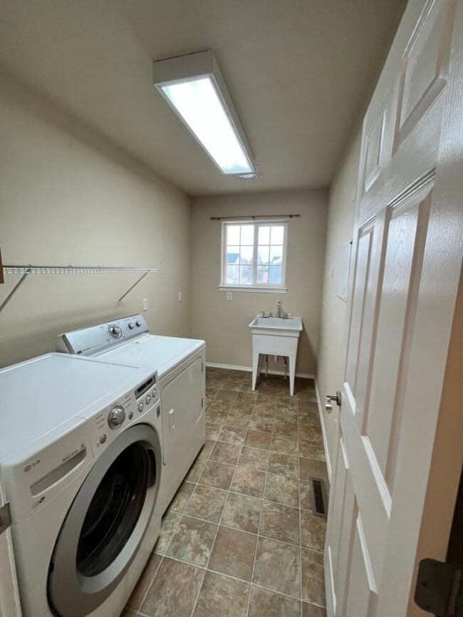 Building Photo - 515 Sawtooth St