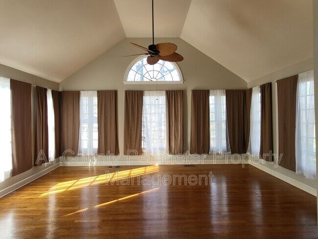 Building Photo - 2438 Kings Arms Dr