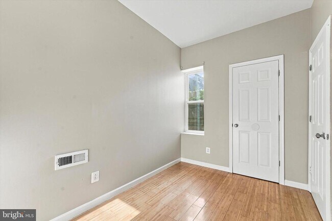Building Photo - 1551 N Allison St