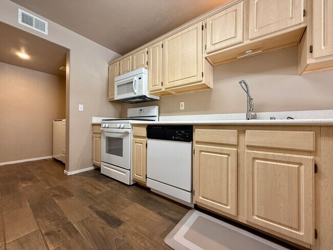 Building Photo - Beautiful 3-bedroom townhome in a desirable gated Green Valley community!