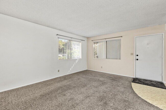 Building Photo - Move-in Ready Condo!