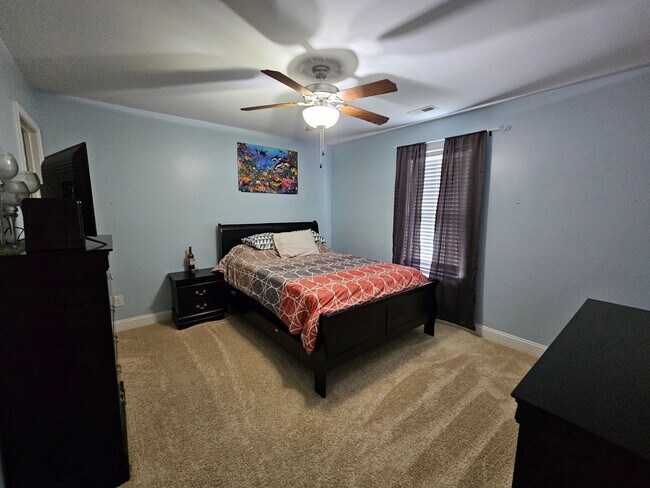 Building Photo - Gorgeous and Spacious 4 Bedroom Home!