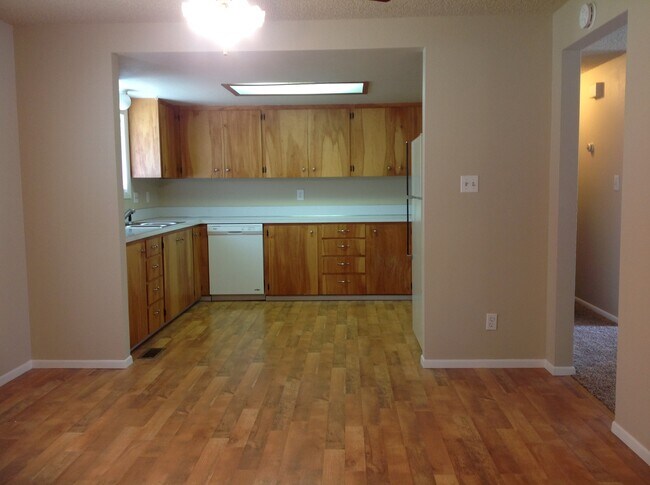Building Photo - Meridian Manor 3 bedroom/1.5 home with newer carpet and paint!