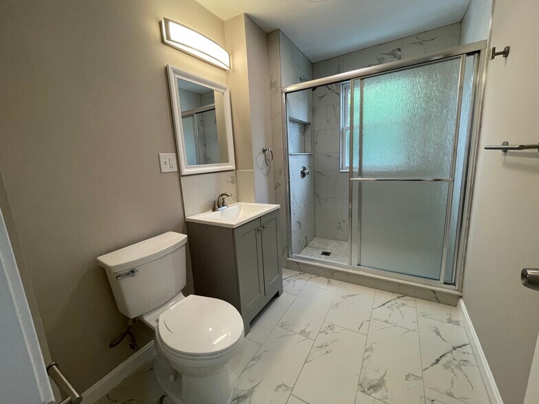 Building Photo - 16 Long Ave