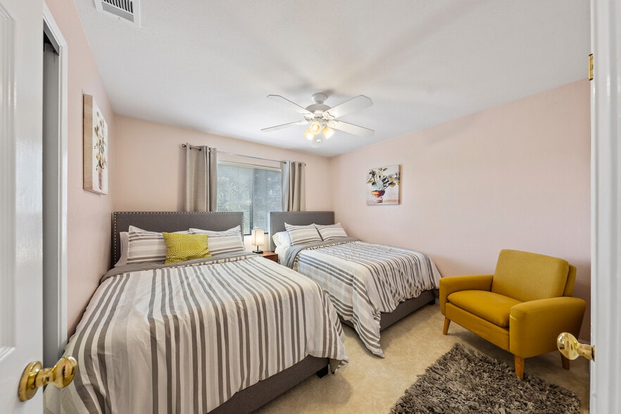 2 full bed - Guest Room - 29930 Mayflower Dr
