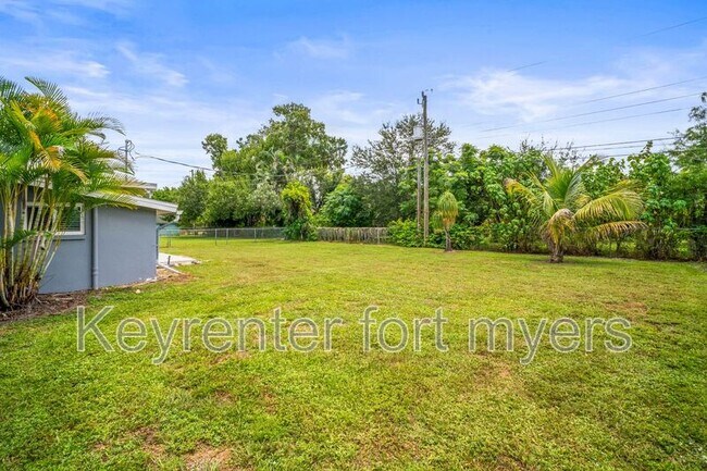 Building Photo - 2210 Parkview Dr