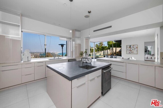 Building Photo - 770 Paseo Miramar