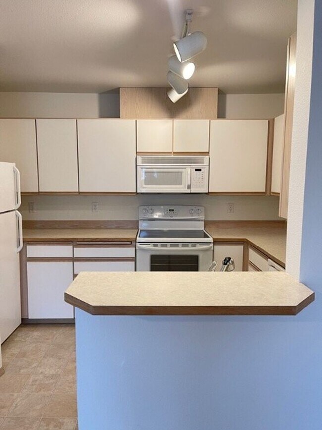 Building Photo - Beautiful 2 Bath Condo for Rent in the Hea...