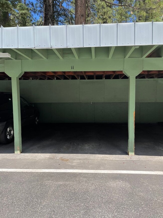 Building Photo - Upstairs Condo - 2 Bed, 1 Bath - Centrally...